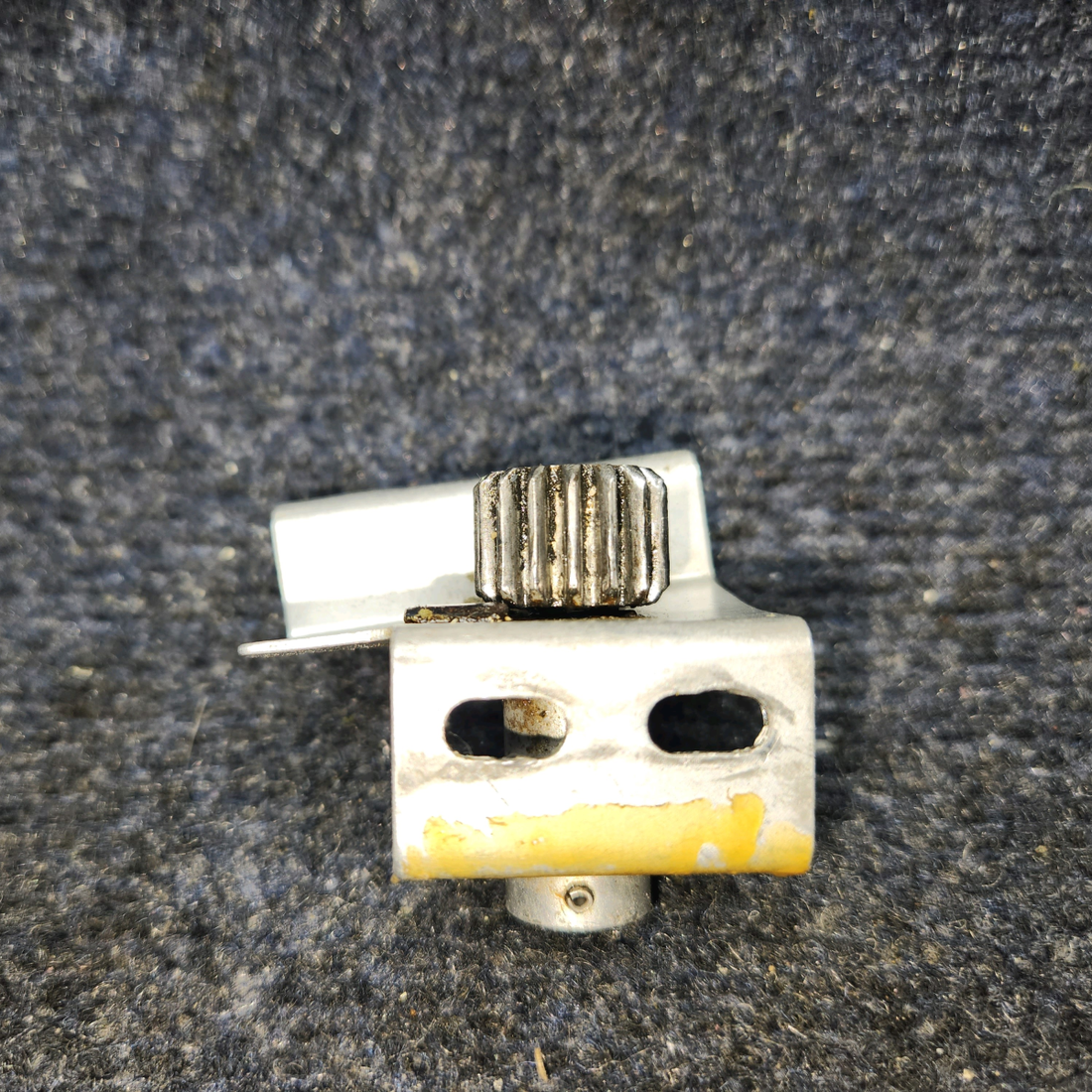 Used aircraft parts for sale, 0511262-2 CESSNA 172K CABIN DOOR ROTARY CLUTCH ASSEMBLY RH