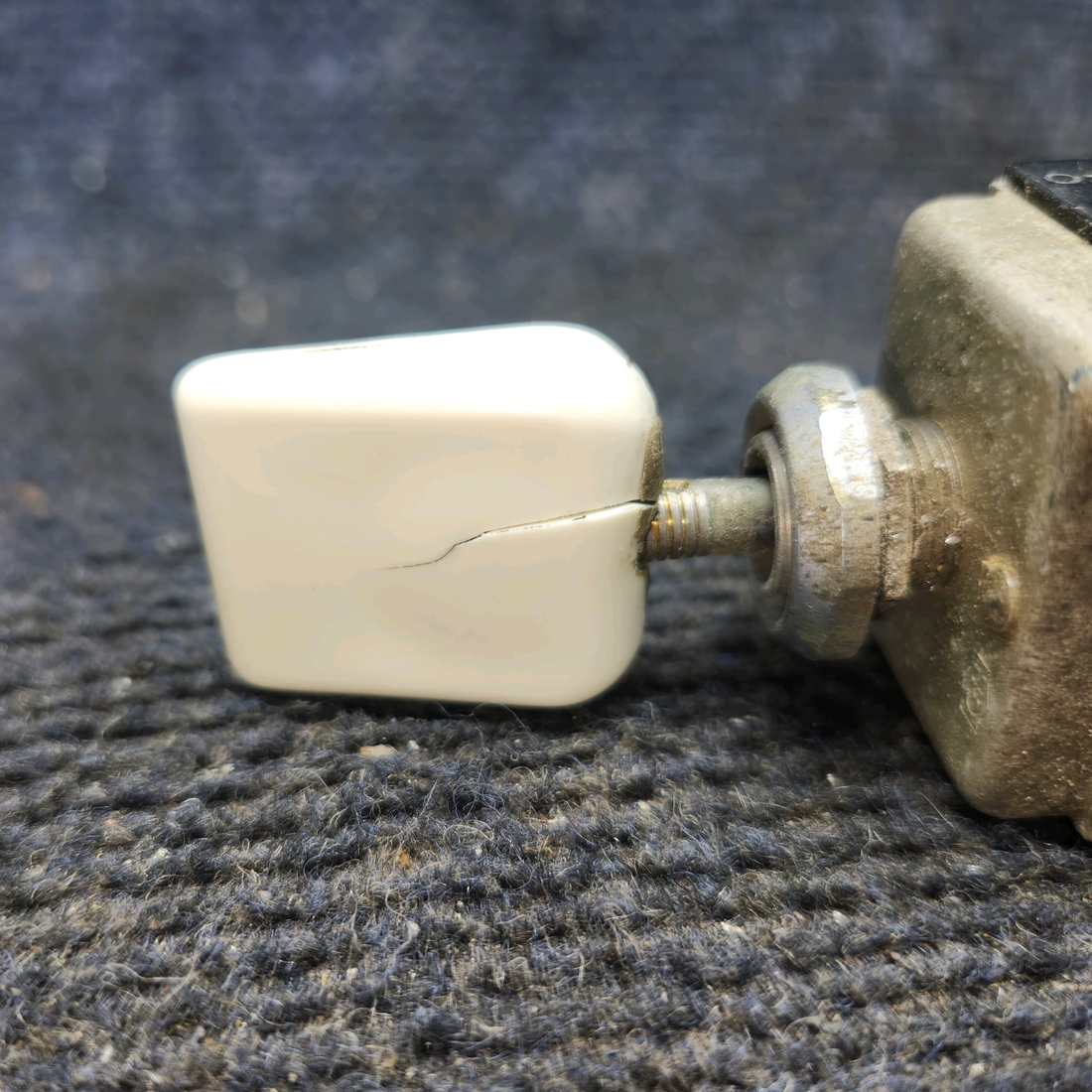 Used aircraft parts for sale, 7672K5 Eaton Cessna 182G Flap Toggle Swith