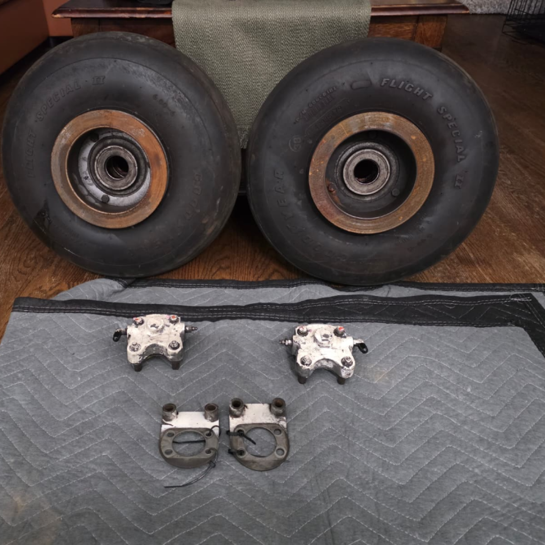 Used aircraft parts for sale, C163001-0103 , C163030-0107 cessna 172k Wheels and brake Combo.