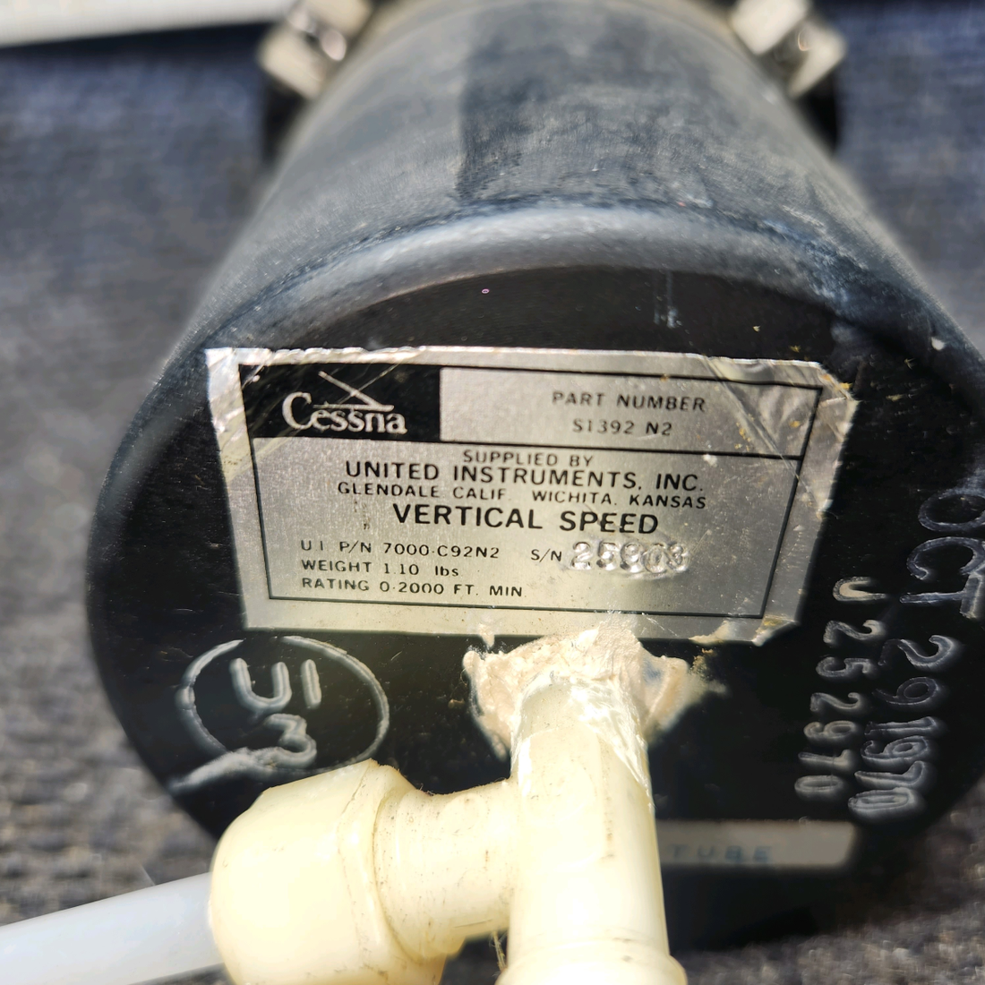 Used aircraft parts for sale, S1392-N2 United Instruments cessna 172k Vertical Speed Indicator – Glass is Slightly Foggy
