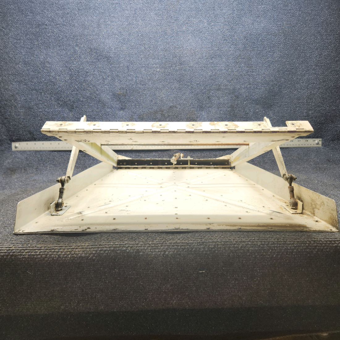 Used aircraft parts for sale, 99271-000 Piper PA32RT-300 A/C Louver Door Assembly