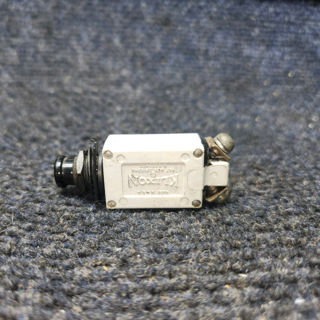 Used aircraft parts for sale, MS26574-10 klixon BEECHCRAFT 95-55B Push-Pull Circuit Breaker - 10 Amps