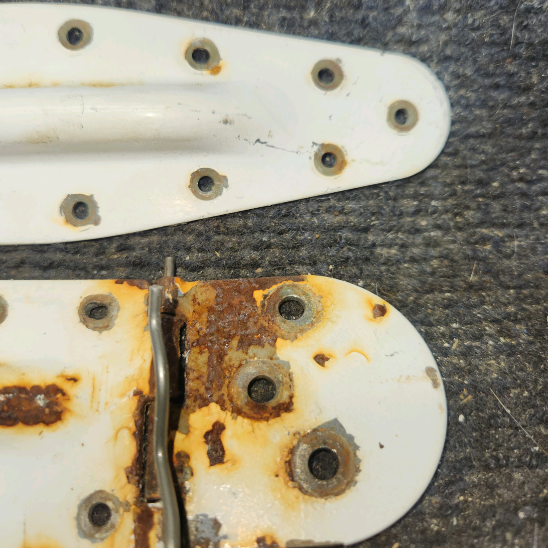 Used aircraft parts for sale, 0517019-3 cessna 172N Hinge Half