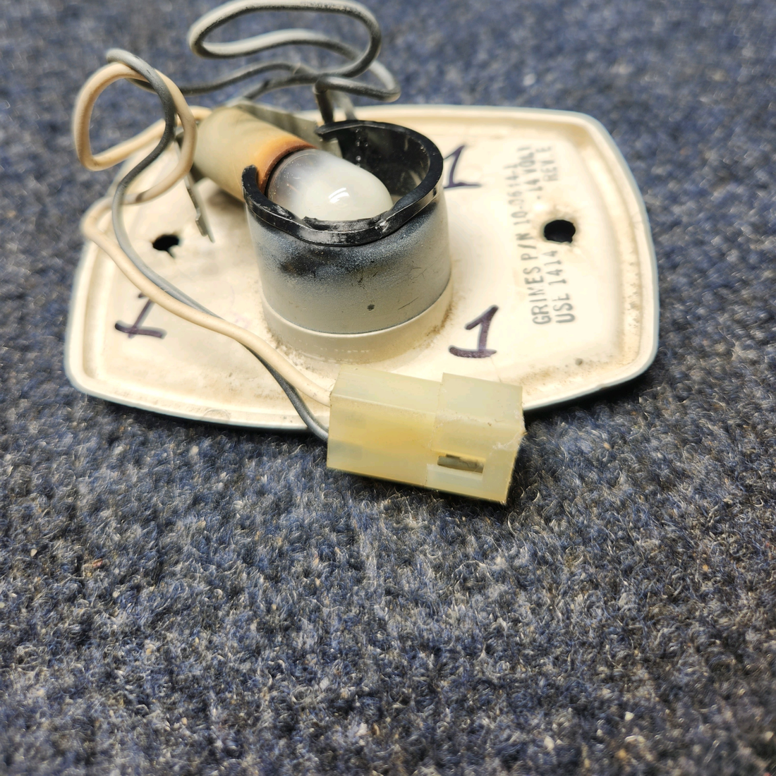 Used aircraft parts for sale, 572-524 Piper PA32RT-300 GRIMES READING LIGHT W/ SWITCH (14V) HAS CRACK
