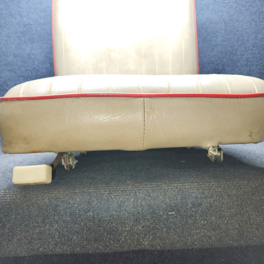 Used aircraft parts for sale, 0400118-90 Cessna C-150J Co-Pilot Right Seat Assy