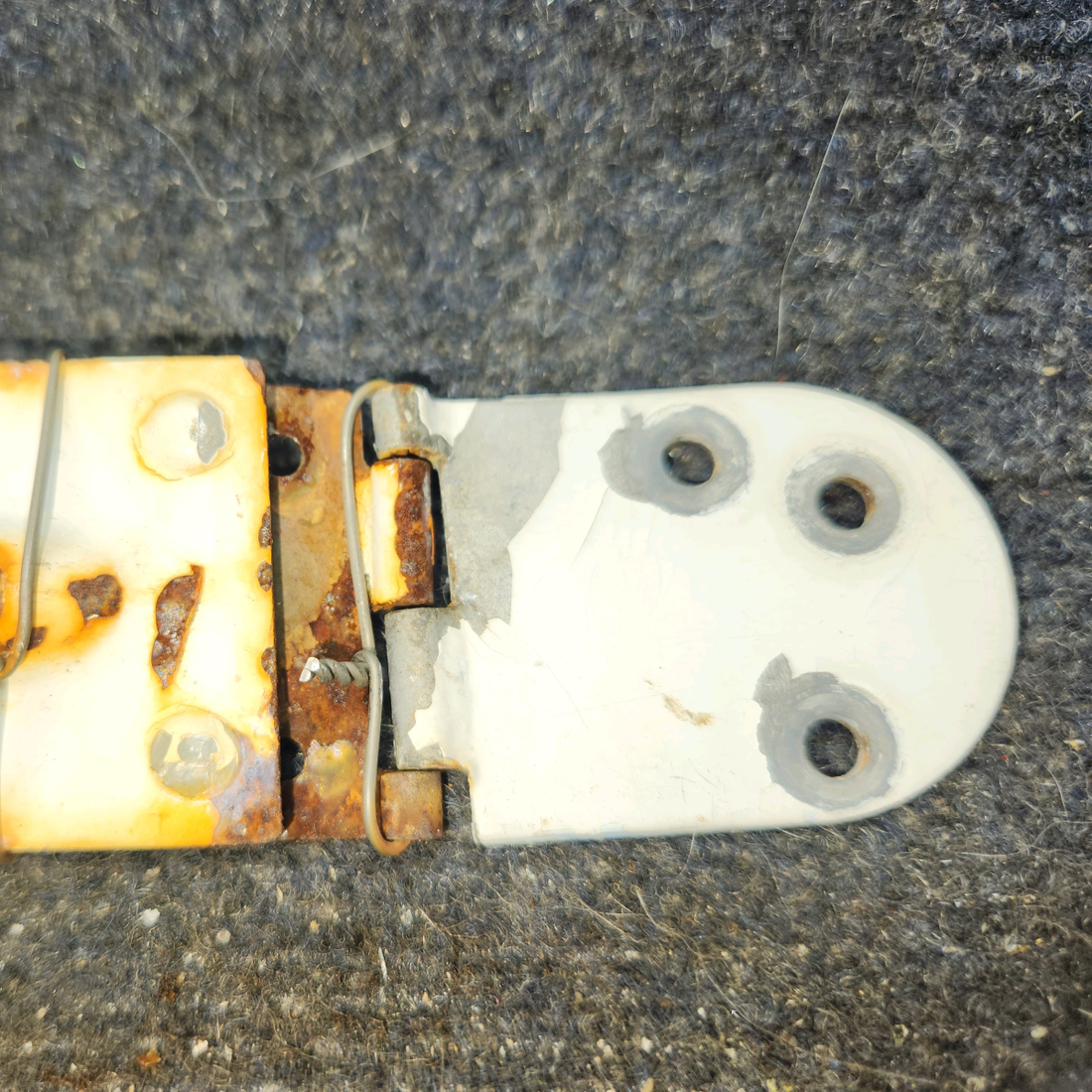 Used aircraft parts for sale, 0511238-1 cessna 172N Hinge Half Assembly