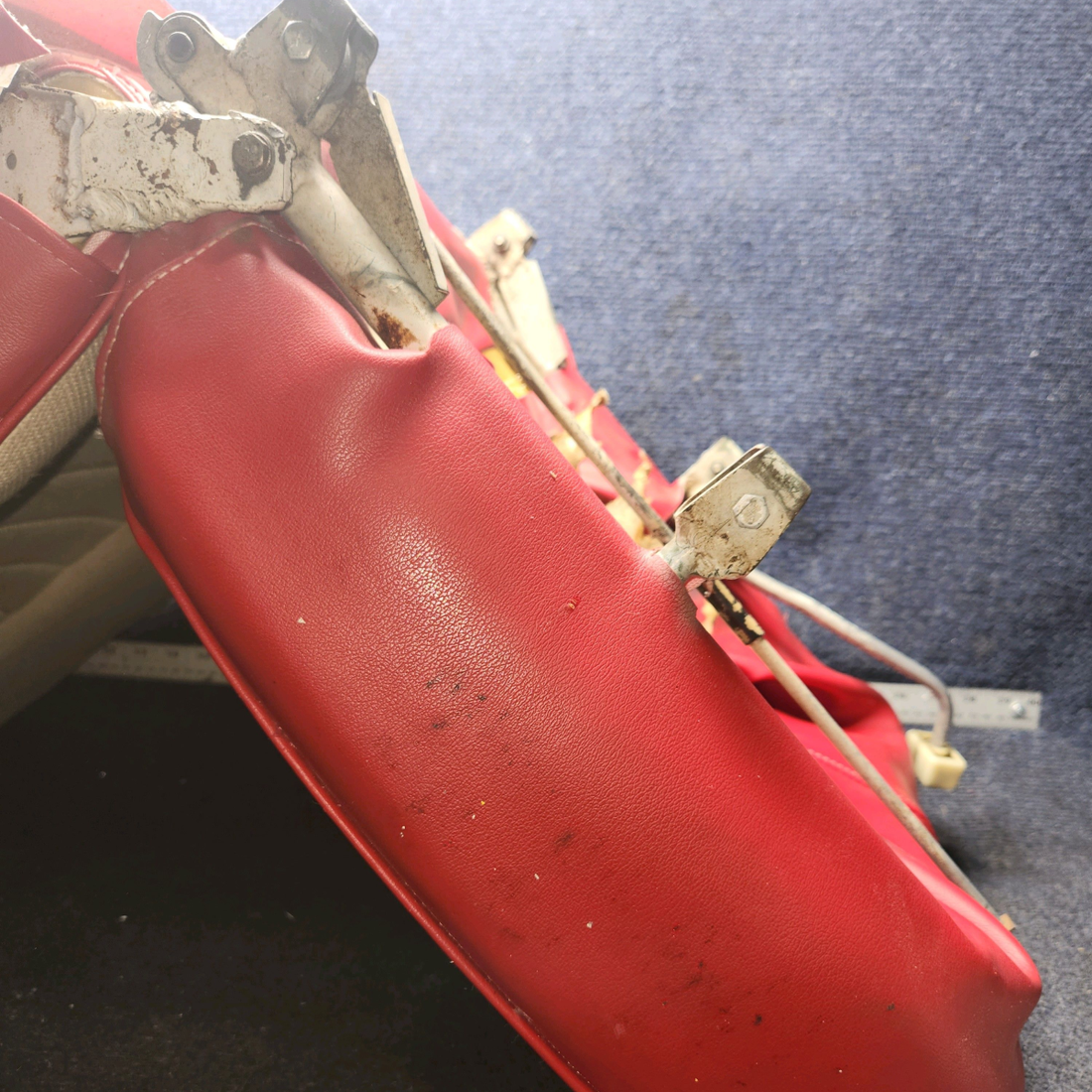 Used aircraft parts for sale, 0400118-66 cessna 150G Seat – RH (Co-Pilot)