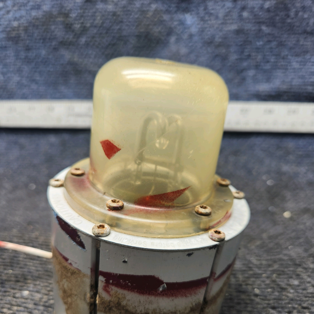 Used aircraft parts for sale, FS-4400 Universal Corp Piper PA-28-140 Strobe Light Assembly (Volts: 14, 3A)