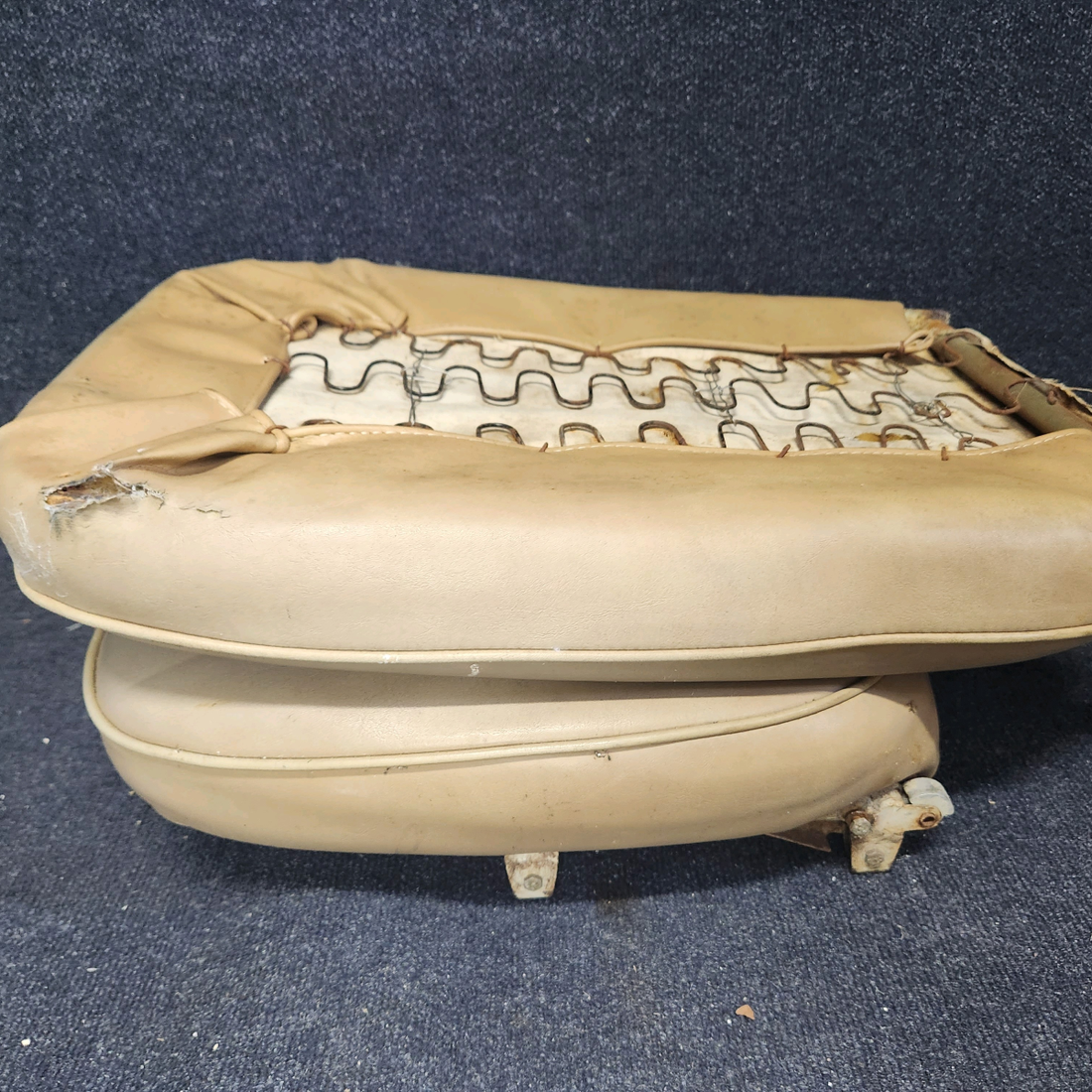 Used aircraft parts for sale, 0400118-90 Cessna C-150J CO PILOT RIGHT SEAT ASSEMBLY CORE