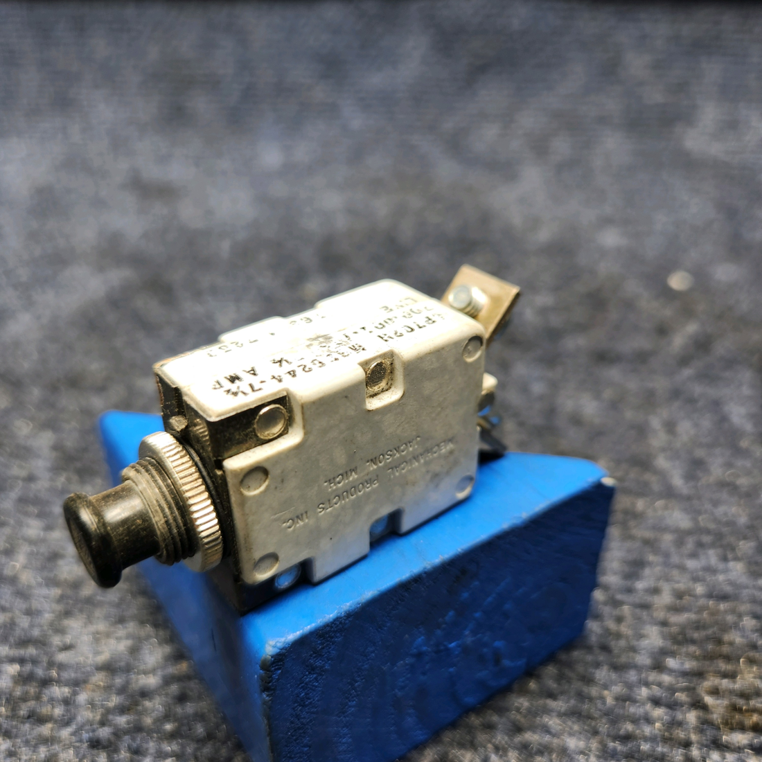 Used aircraft parts for sale, MS25244-7 1/2 Mecanical  products CIRCUIT BREAKER 7 1/2 AMP - PRICE PER EACH