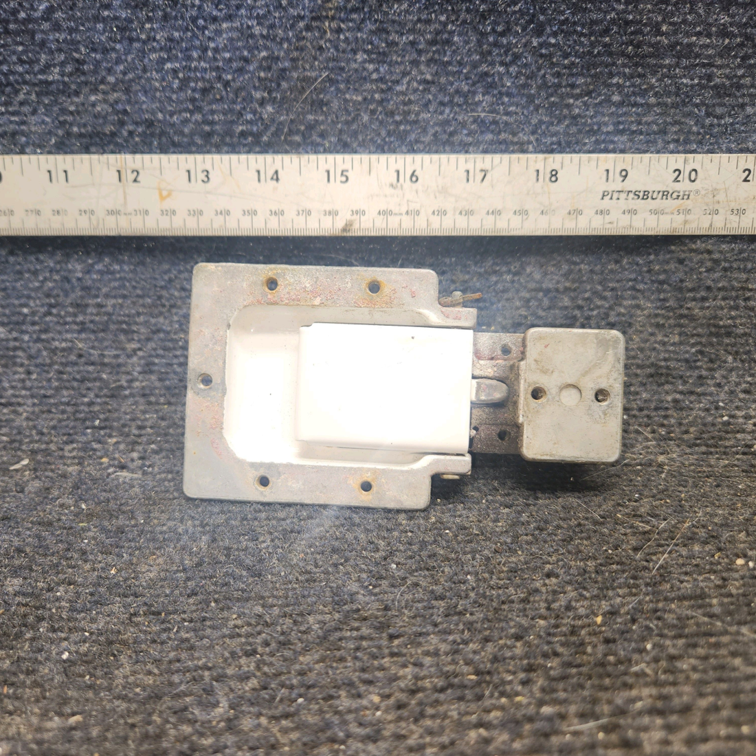 Used aircraft parts for sale, 0511258-2 cessna 150G Cabin Door Latch Housing Assy – LH or RH (Minus Bolt)
