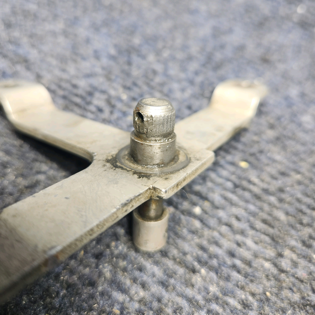 Used aircraft parts for sale, Door Latch Beechcraft F33A BEECHCRAFT BAGGAGE DOOR LATCH RETAINER ASSEMBLY