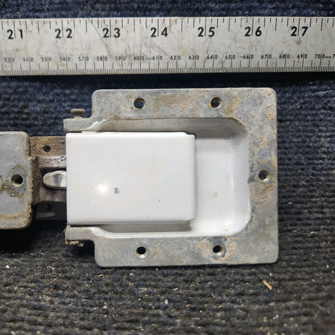 Used aircraft parts for sale, 0511258-2 cessna 150G Cabin Door Latch Housing Assy – LH or RH (Minus Bolt)
