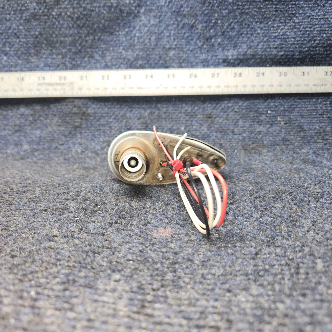 Used aircraft parts for sale, 472-896 Piper PA28-140 Navigation Light Assy W/ Strobe Red 14V. - Has a crack on lens