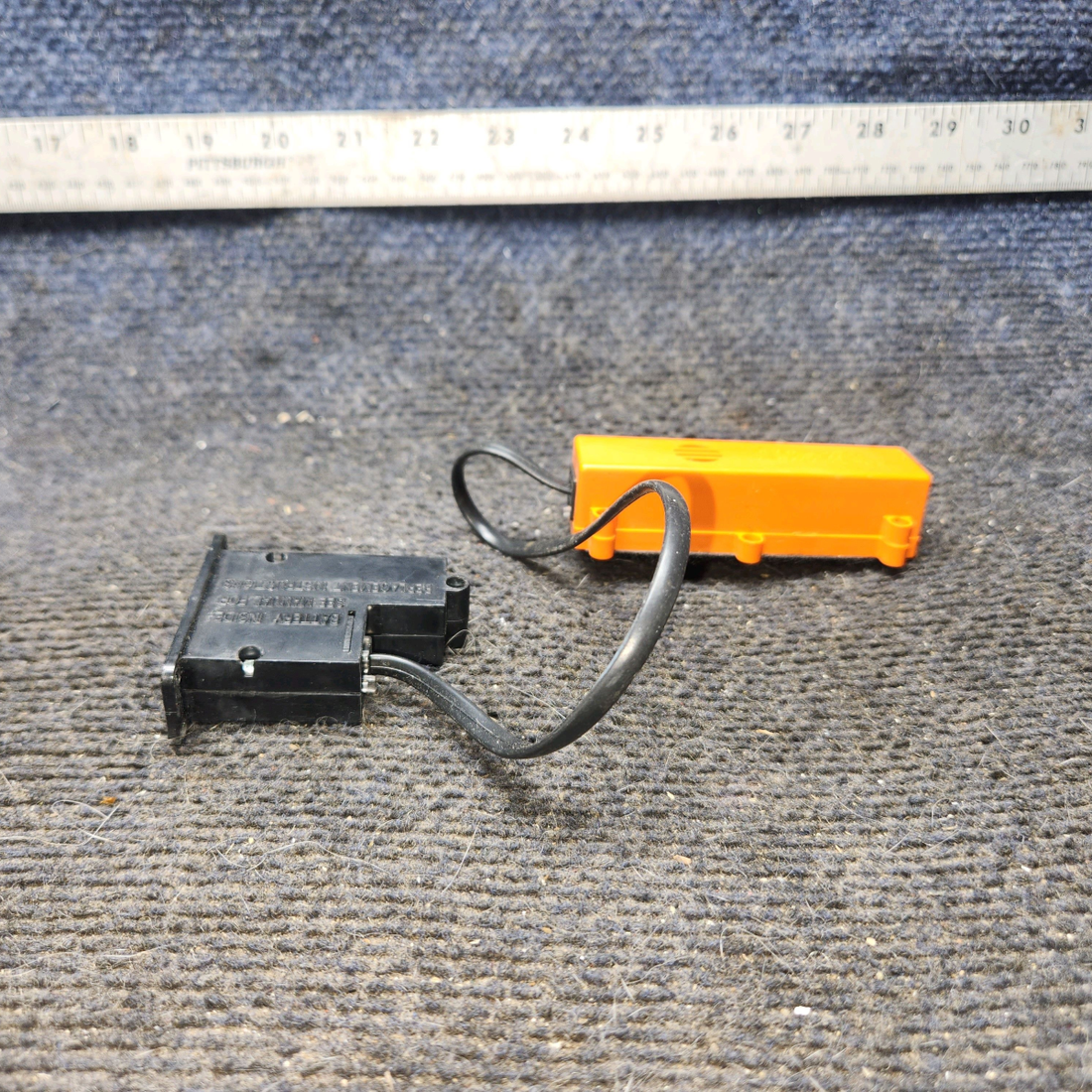 Used aircraft parts for sale, E-04 406 ELT cessna 172N Emergency Locator Transmitter 406 – Cracked Antenna
