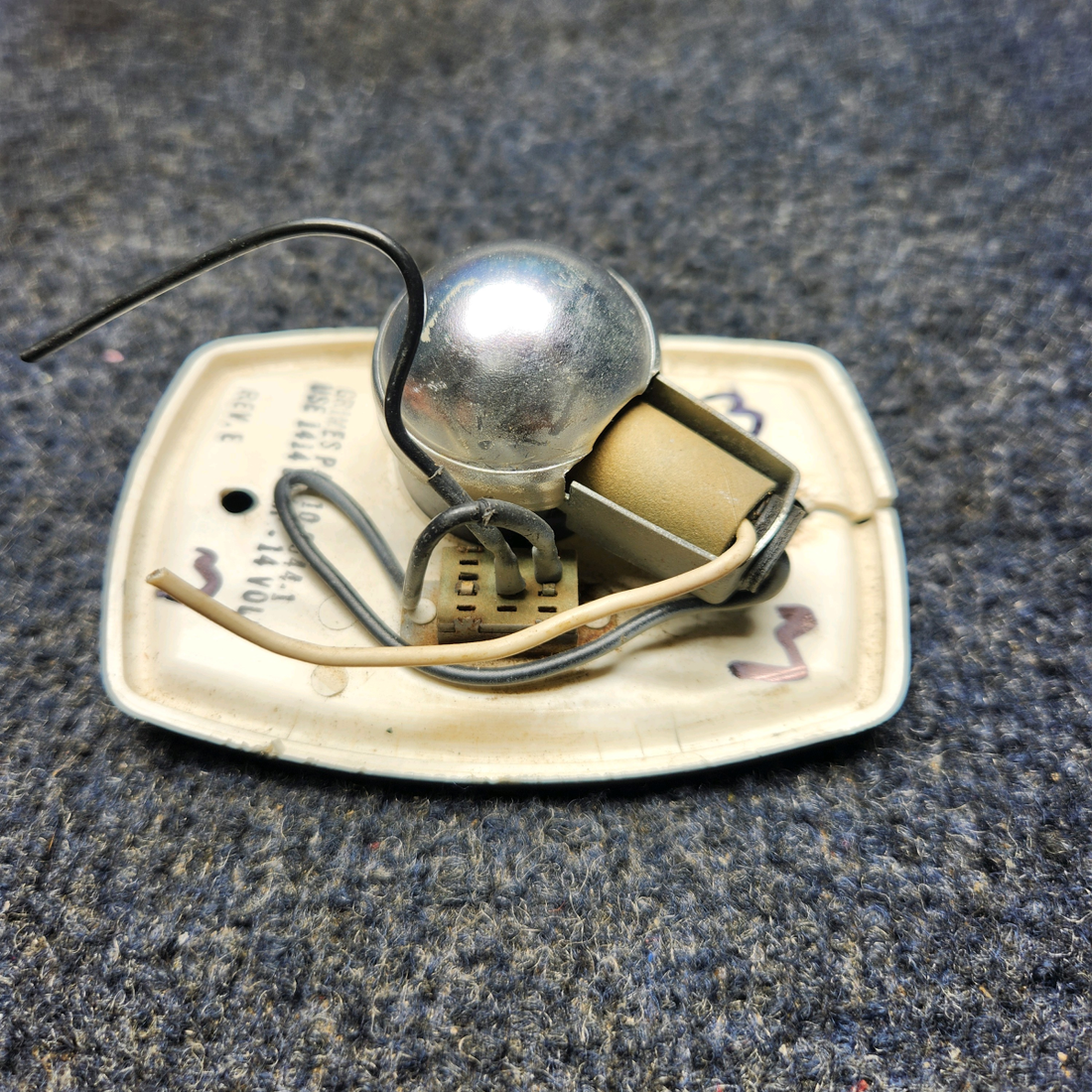 Used aircraft parts for sale, 572-524 Piper PA32RT-300 GRIMES READING LIGHT W/ SWITCH (14V) HAS CRACK