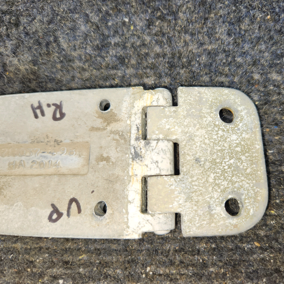 Used aircraft parts for sale, 0413426-3 cessna 150G Hinge Assembly – LH Upper & RH Lower