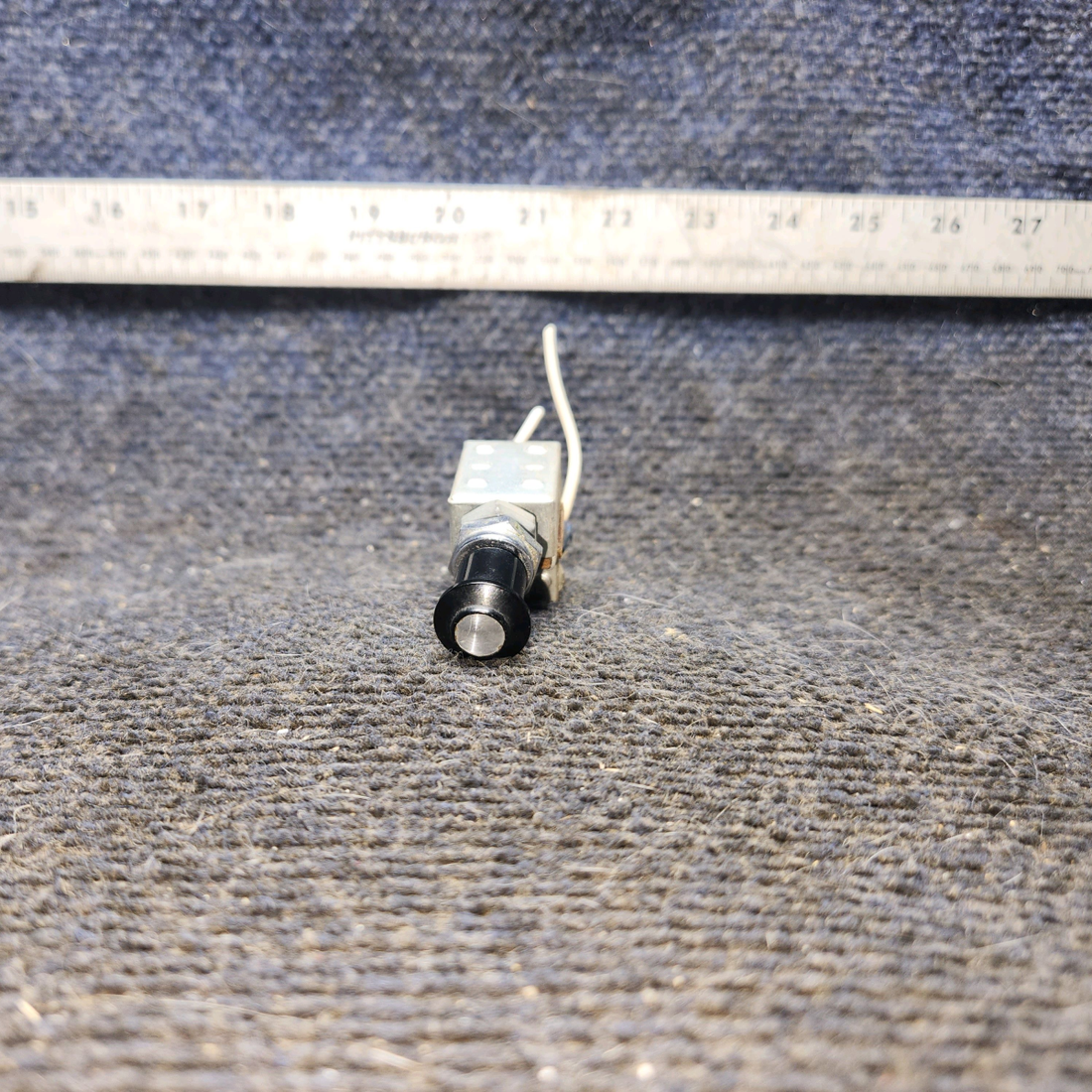 Used aircraft parts for sale, 0713026-4 cessna 172k Beacon Switch Knob Assembly