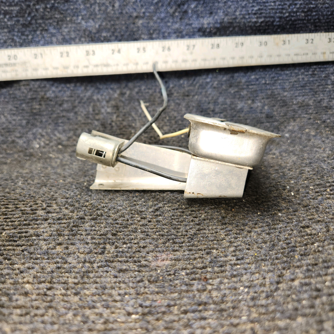 Used aircraft parts for sale, 0413140-5 Cessna 172F Overhead Console Light & Bracket