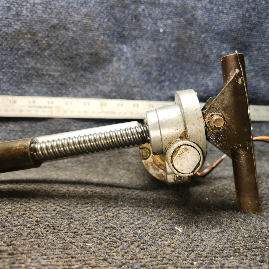 Used aircraft parts for sale, C301002-0301 cessna 150G Flap Actuator with Motor & Transmission