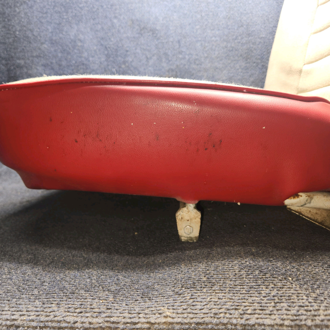 Used aircraft parts for sale, 0400118-66 cessna 150G Seat – RH (Co-Pilot)