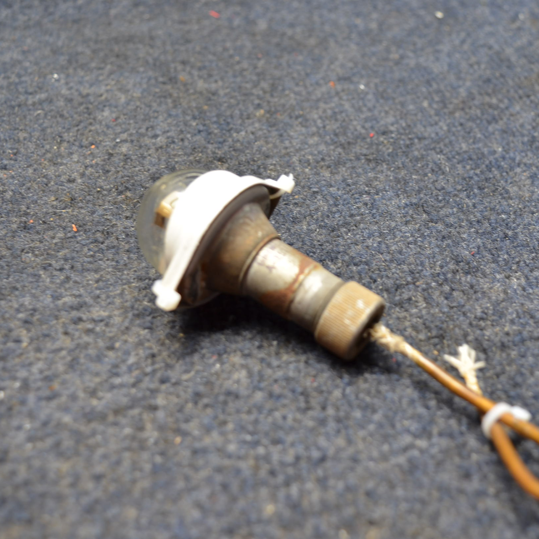 Used aircraft parts for sale, C622001-0102 Cessna C175 CESSNA REAR POSITION LIGHT W/ LED BULB