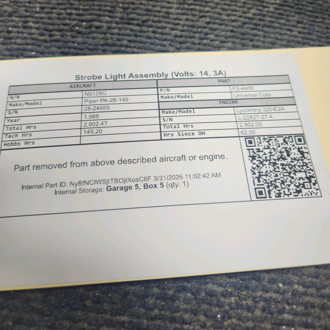 Used aircraft parts for sale, FS-4400 Universal Corp Piper PA-28-140 Strobe Light Assembly (Volts: 14, 3A)