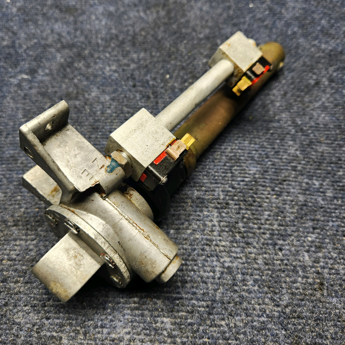 Used aircraft parts for sale, C301002-0312 CESSNA C172RG FLAP ACTUATOR & SWITCH BAR ASSEMBLY (7")