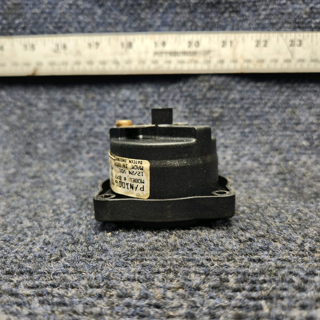 Used aircraft parts for sale, 100690 CESSNA 172K HOUR METER INDICATOR (HOURS: 2104.9) (VOLTS: 12, 24)