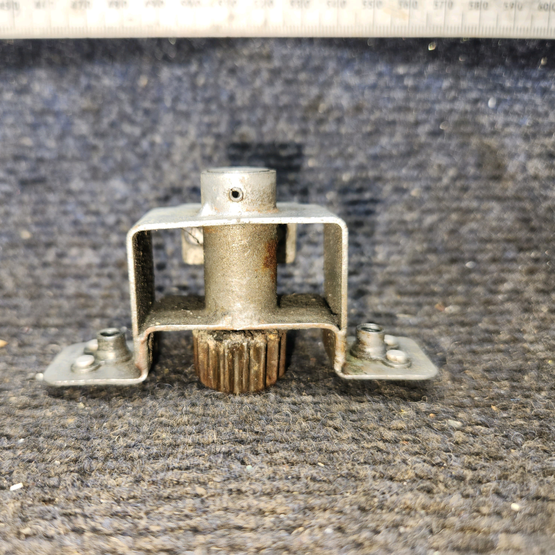 Used aircraft parts for sale, 0412066-1 cessna 150G Cabin Door Rotary Clutch Assy