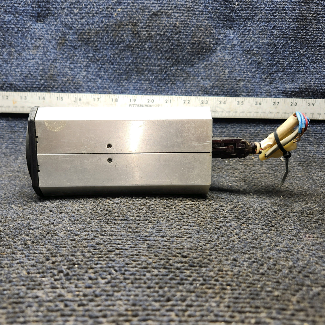 Used aircraft parts for sale, 066-3056-01 Bendix King KI-209 Piper PA28RT-201 VOR / LOC / Glideslope indicator With Connector