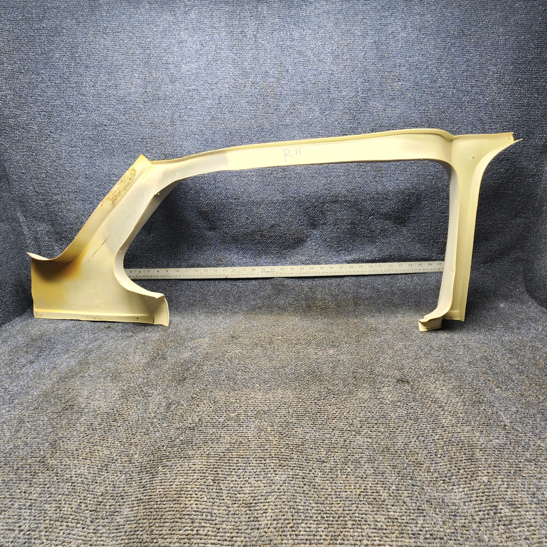 Used aircraft parts for sale, 0515027-10 Cessna 172RG Window Molding – RH