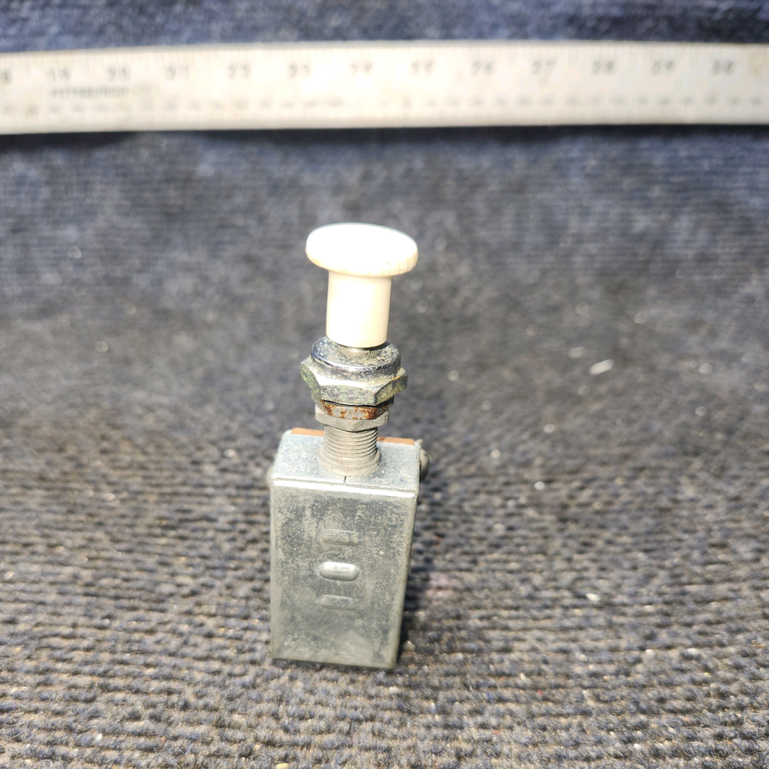 Used aircraft parts for sale, 0713035 Cessna 172E 3-Position Landing/Taxi Light Pull Switch OFF/ON/ON