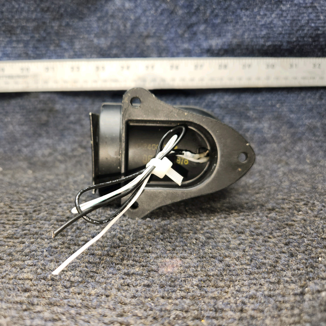 Used aircraft parts for sale, C2400-L4P Piper PA28-140 Dash-Mounted Lighted Compass Indicator