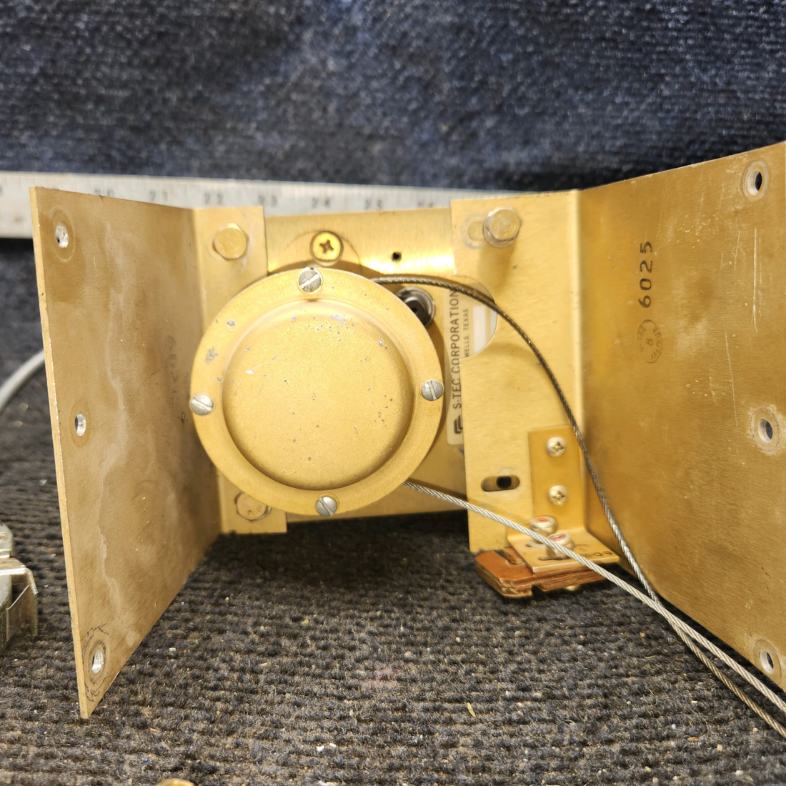 Used aircraft parts for sale, 0105-R9 S-Tec Cessna 182G Roll Servo Assembly with Cable