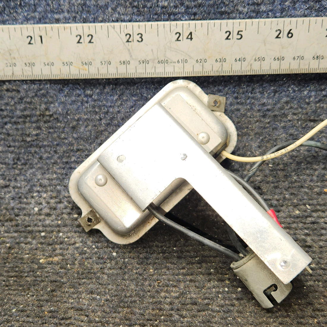 Used aircraft parts for sale, 0413140-5 Cessna 172F Overhead Console Light & Bracket