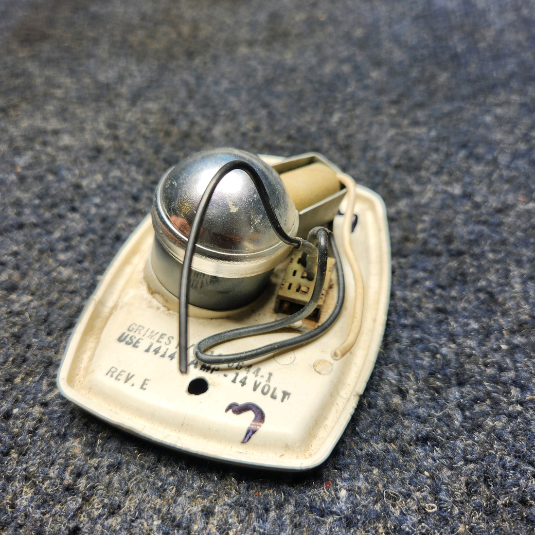 Used aircraft parts for sale, 572-524 Piper PA32RT-300 GRIMES READING LIGHT W/ SWITCH (14V) HAS CRACK
