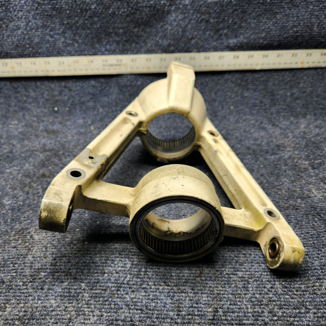 Used aircraft parts for sale, 2443007-1 CESSNA C172RG TRUNNION NOSE GEAR ASSEMBLY