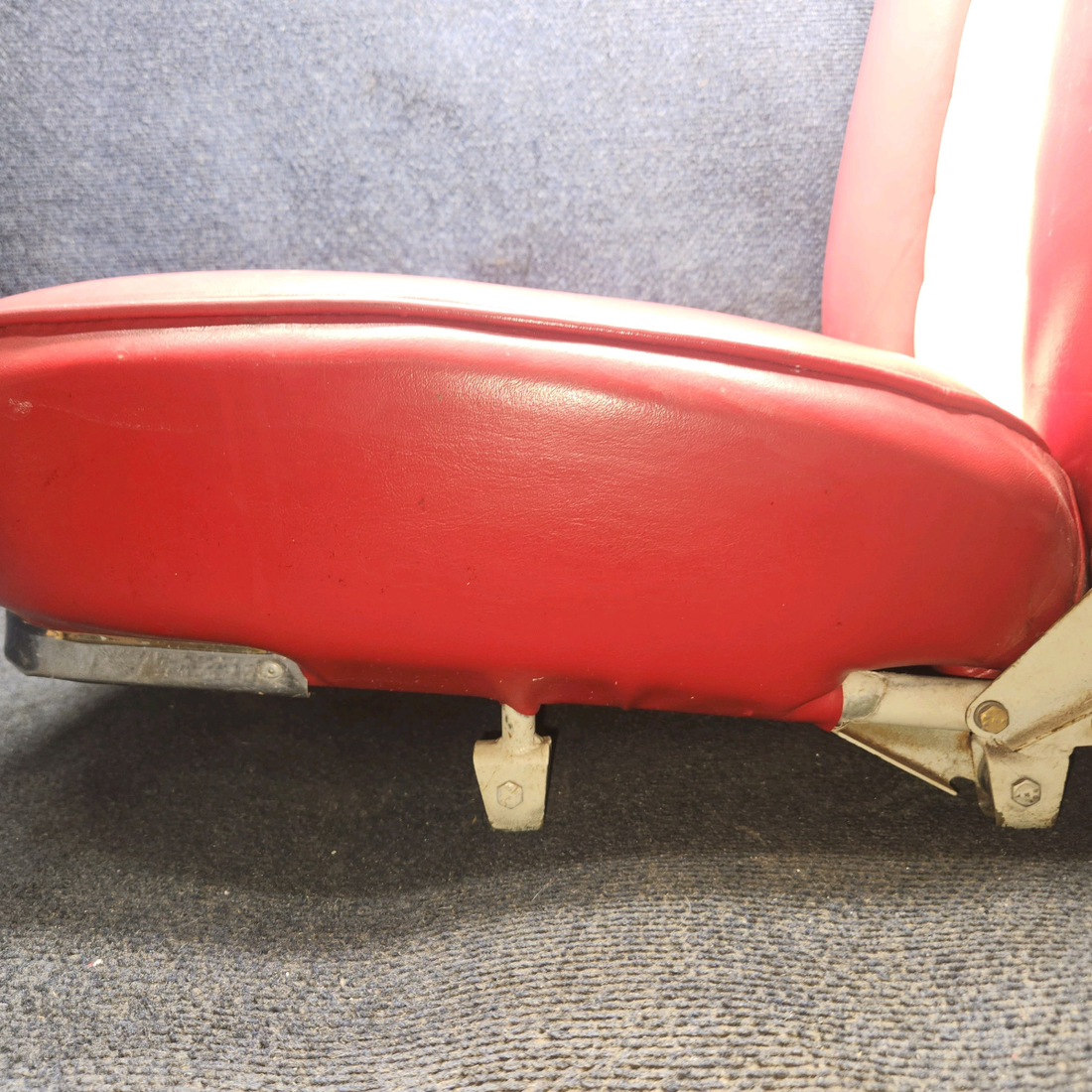 Used aircraft parts for sale, 0400118-66 cessna 150G Seat – RH (Co-Pilot)