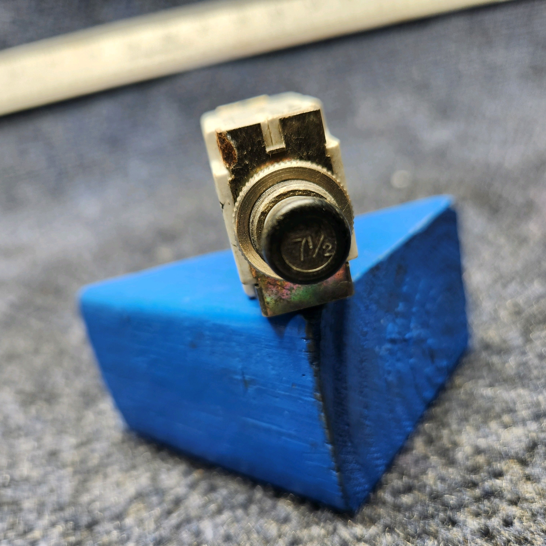 Used aircraft parts for sale, MS25244-7 1/2 Mecanical  products CIRCUIT BREAKER 7 1/2 AMP - PRICE PER EACH