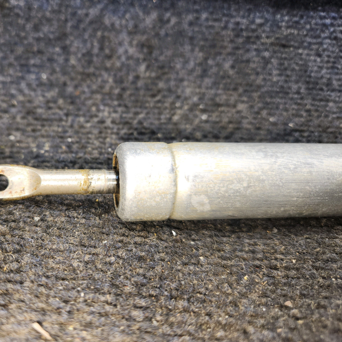 Used aircraft parts for sale, 10650 Cessna 172F Flap Actuator Cylinder Assembly