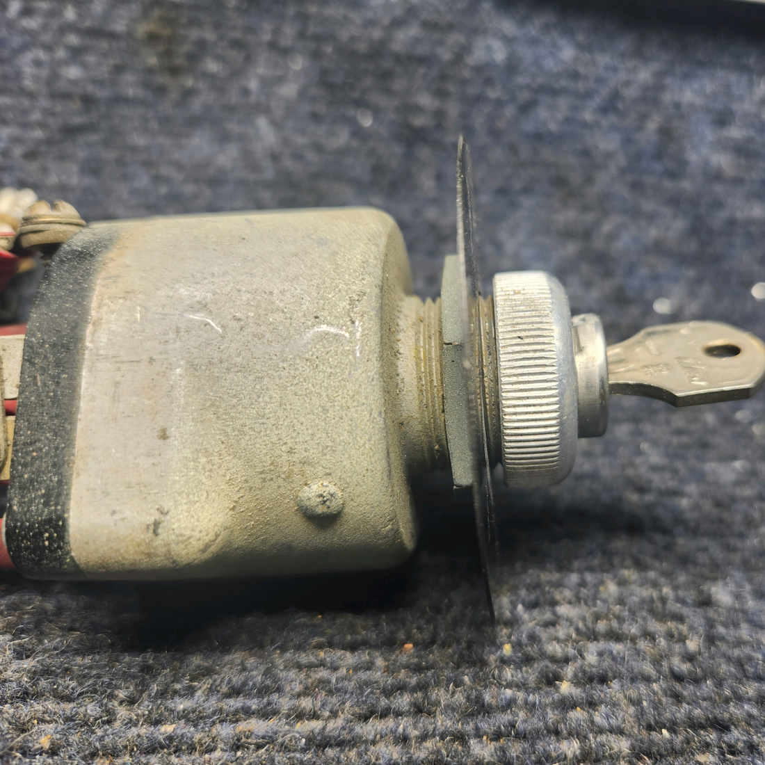Used aircraft parts for sale, 10-357210-1-E Bendix Beechcraft A23A Musketeer Custom III IGNITION SWITCH AND KEY
