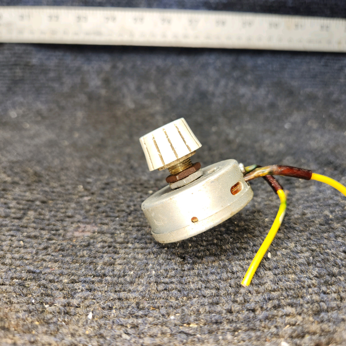 Used aircraft parts for sale, 0713247-200 Cessna 172F Light Dimmer Rheostat – 60 Ohm with Knob