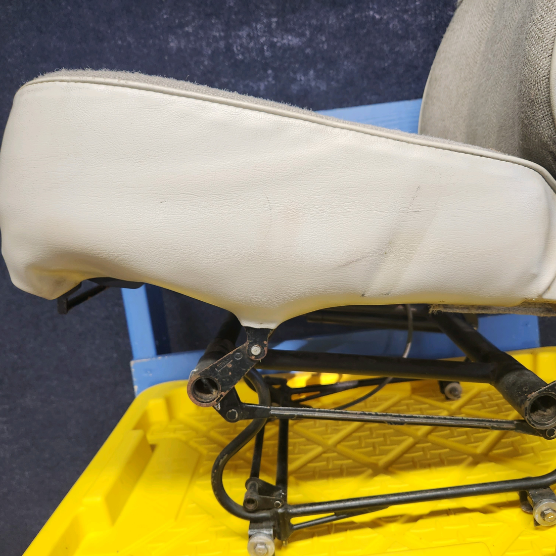Used aircraft parts for sale, 89026-003 PIPER PA28-161 Warrior III SEAT ASSEMBLY RH-COPILOT   MECHANICAL GOOD CONDITIONS