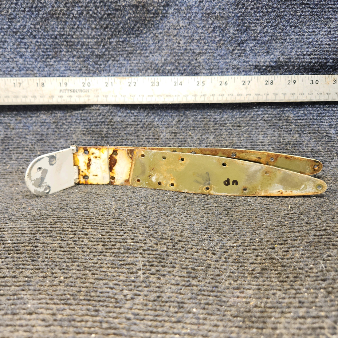 Used aircraft parts for sale, 0511238-1 cessna 172N Hinge Half Assembly
