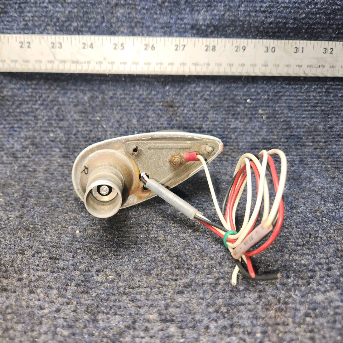 Used aircraft parts for sale, 472-895 Piper PA28-140 Nav Light Assy w/ Green Strobe – 14 volts