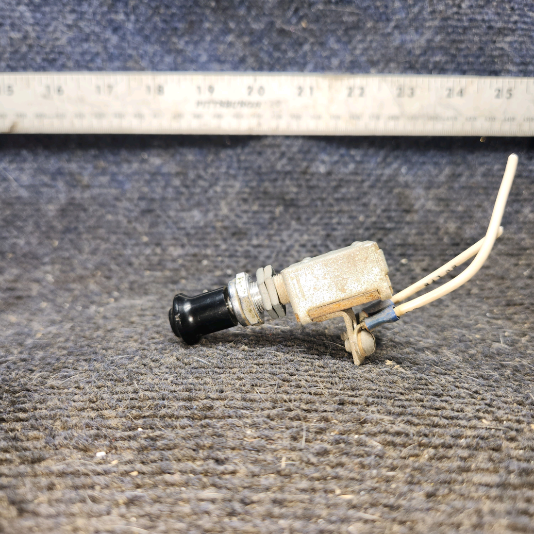 Used aircraft parts for sale, 0713026-4 cessna 172k Beacon Switch Knob Assembly