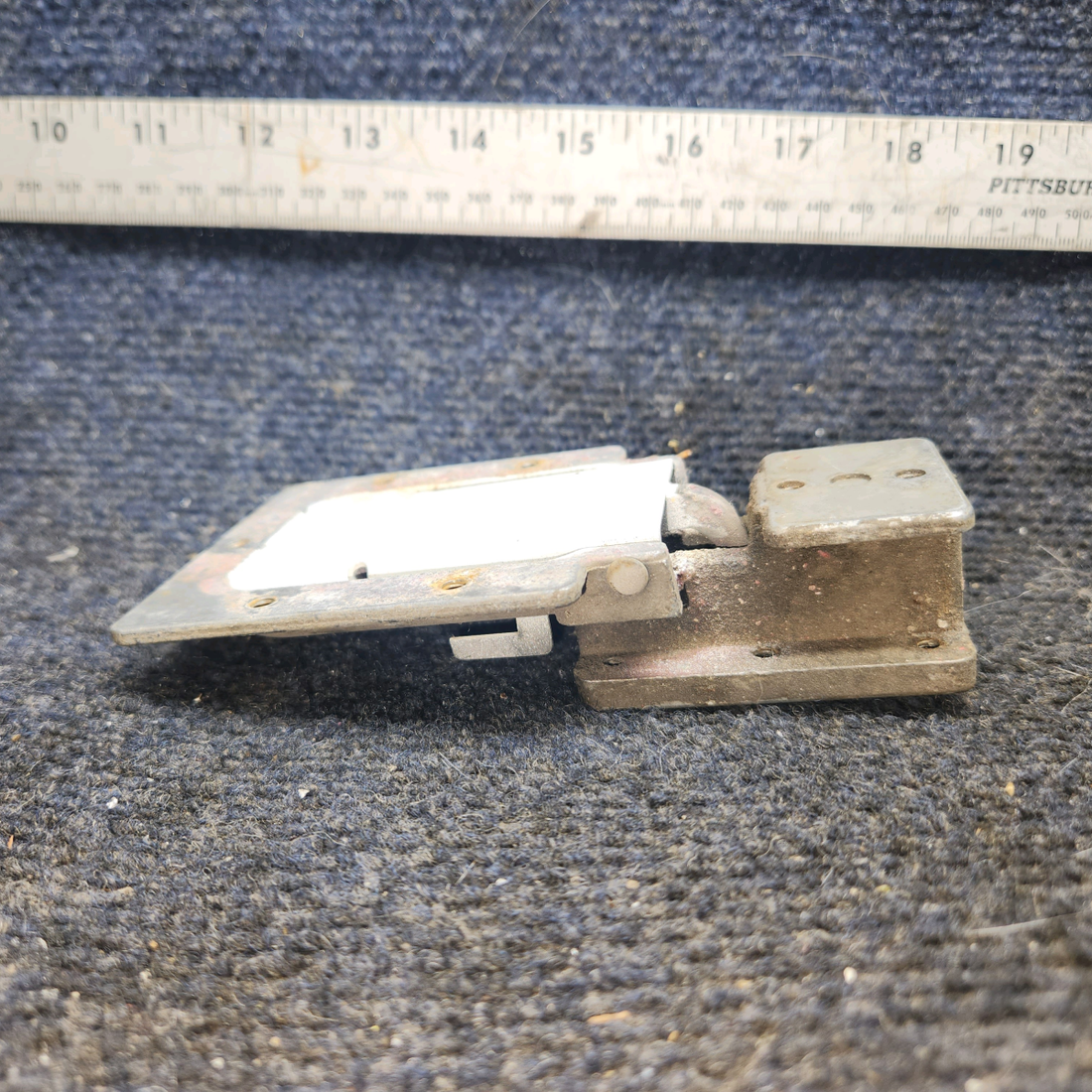 Used aircraft parts for sale, 0511258-2 cessna 150G Cabin Door Latch Housing Assy – LH or RH (Minus Bolt)