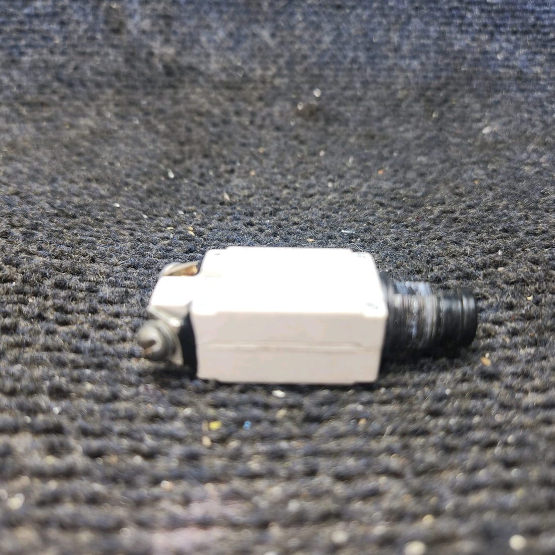 Used aircraft parts for sale, 7277-2-3 Klixon 7277 cessna 150G Push-Pull Circuit Breaker - 3 Amps
