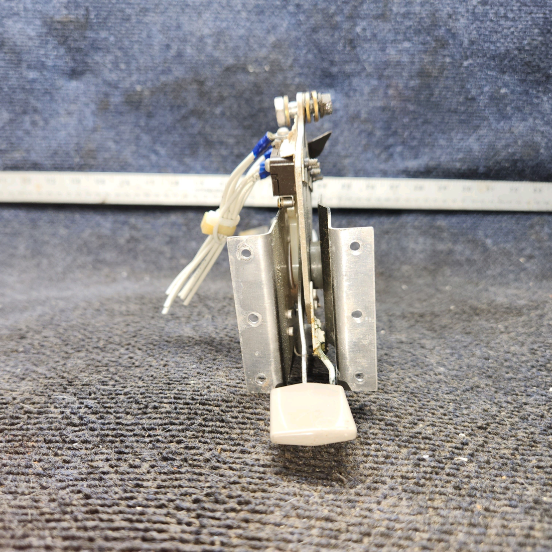 Used aircraft parts for sale, 0560025-6 cessna 172N Flap Indicator